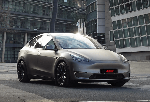 Tesla Model Y con muelles y separadores de rueda Eibach